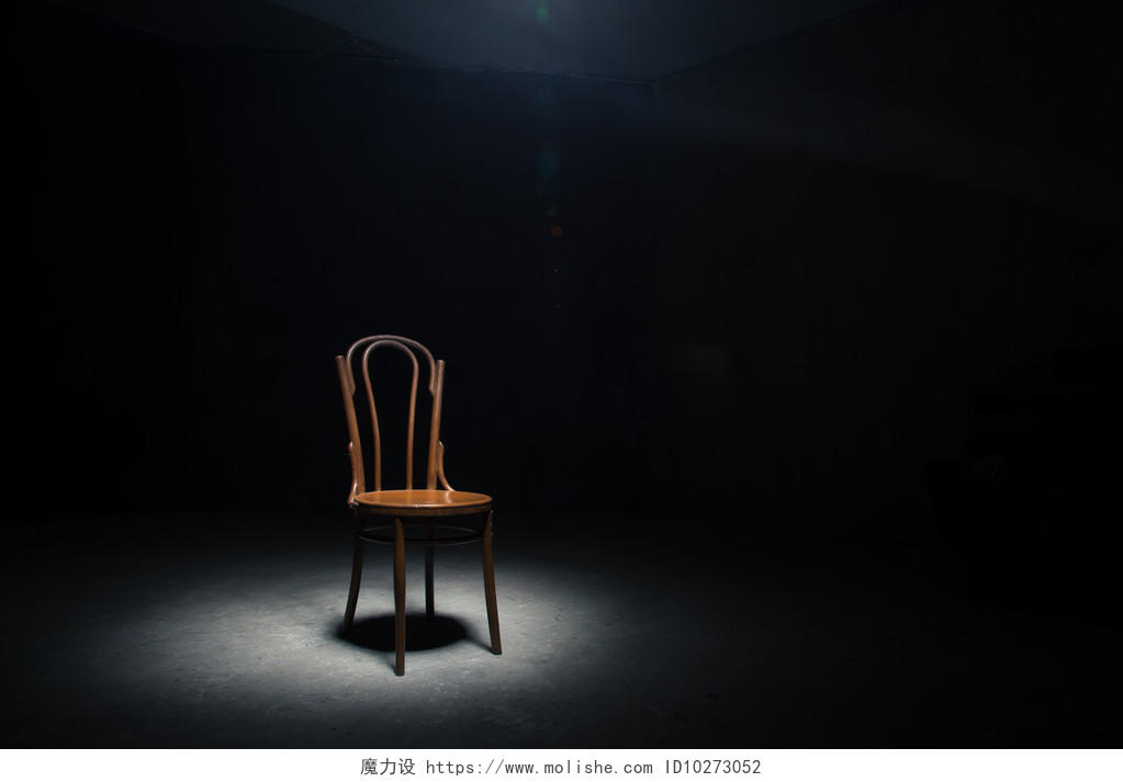 孤独的椅子空荡荡的房间黑色背景